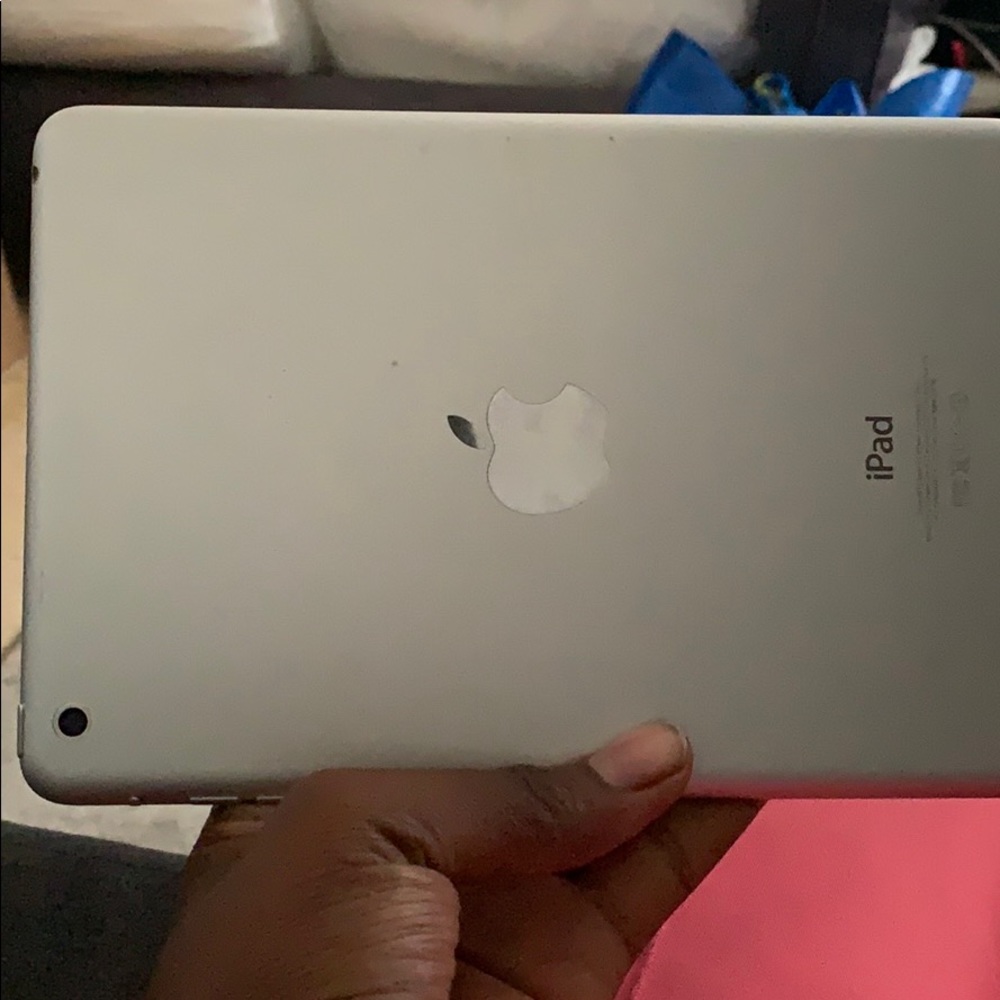 Ipad - Picture 2 of 3